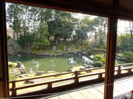 京都　醍醐寺の三宝院の庭園を廊下から撮影