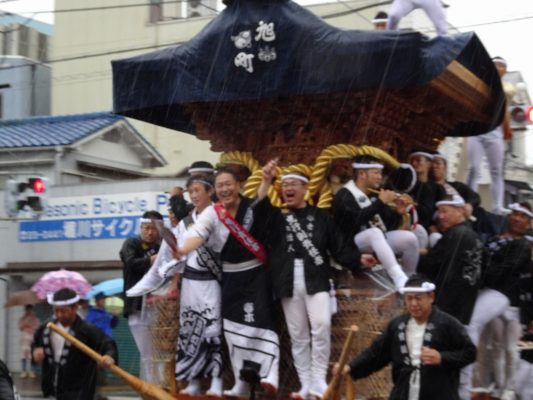 平成29年　春木旭町　宵宮　雨天曳行　春木交差点横断５