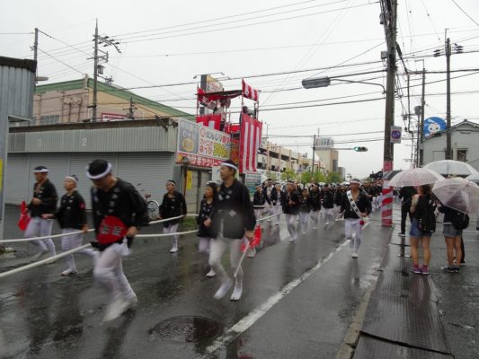 平成29年春木旭町　雨天曳行　ラパーク交差点横断