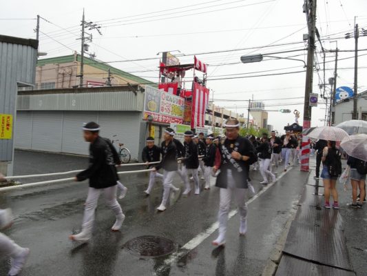 平成29年春木旭町　雨天曳行　ラパーク交差点横断