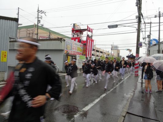 平成29年春木旭町　雨天曳行　ラパーク交差点横断中