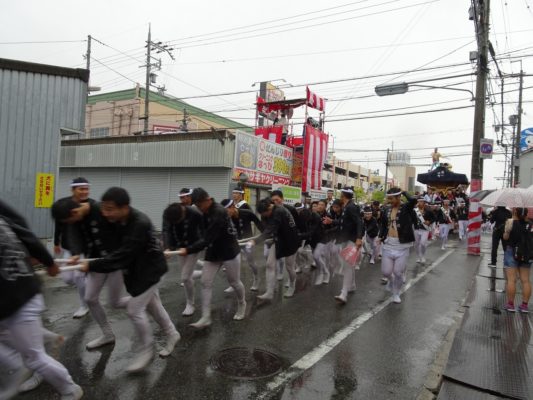 平成29年春木旭町　宵宮　雨天曳行ラパーク交差点横断中