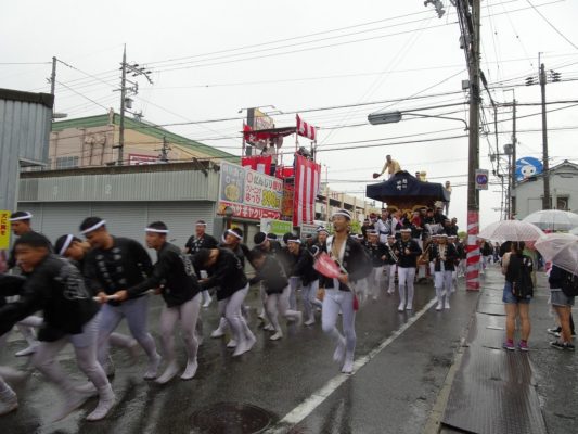 平成29年春木旭町　宵宮　雨天ラパーク交差点横断