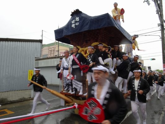 平成29年春木旭町　宵宮　雨天ラパーク交差点横断　８