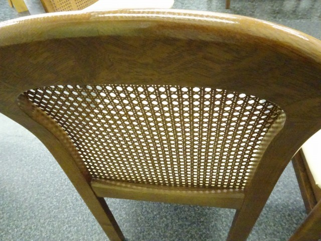 カリモク椅子張り替え修理をいたしました。