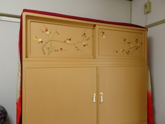 松山家具の（桐の松山）蒔絵入りの桐箪笥の洗い替え修理