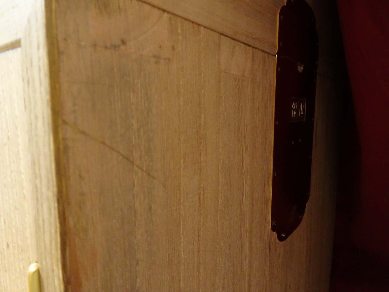 松山家具の（桐の松山）蒔絵入りの桐箪笥の洗い替え修理
