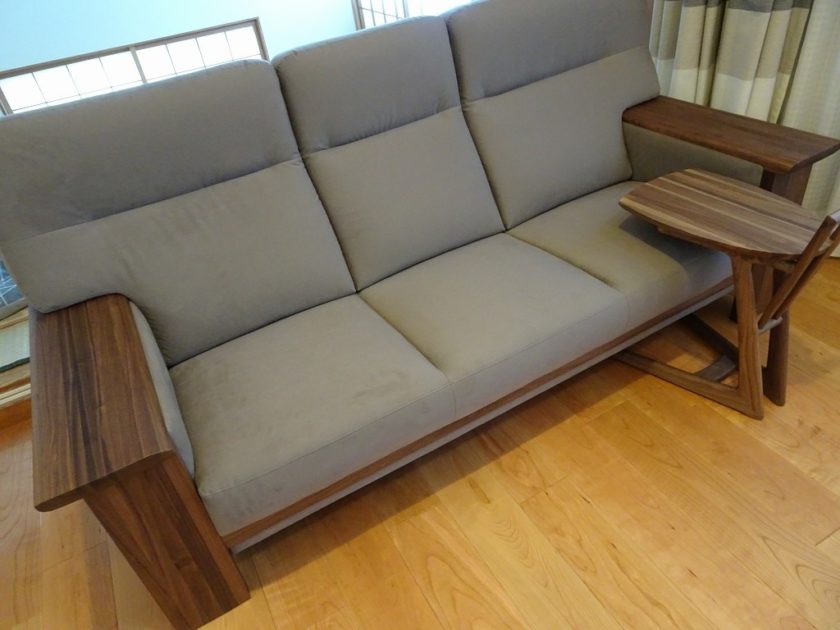 大阪府のM様さまにカリモク家具の高級ソファーや食堂椅子等をお届けいたしました。 | その他家具の納品事例 | 田中家具製作所