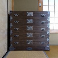 桐箪笥の納品事例　貝塚市のU様に小振りな焼桐たんすをお届けした、写真と動画です。
