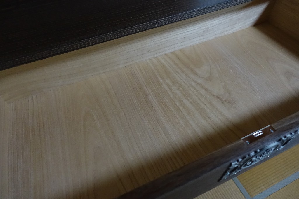 大阪泉州桐箪笥　田中家具製作所　焼桐美しい底板
