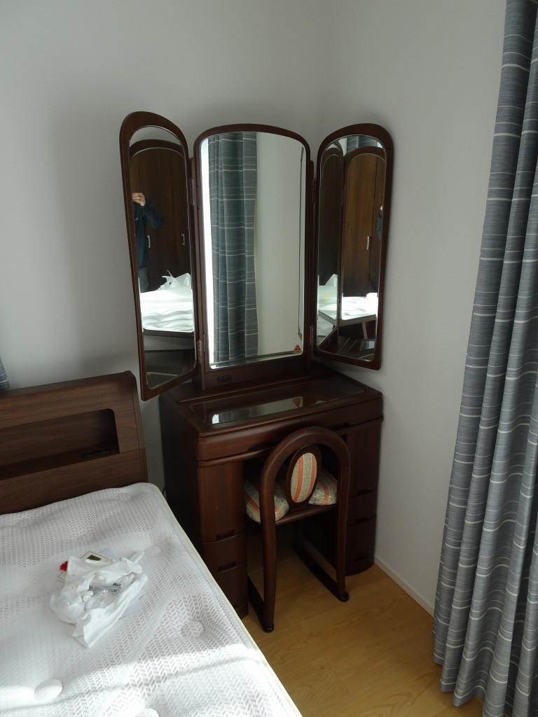 大阪府のT様に鏡台とベッドをお届けいたしました。