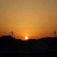 こだわりの桐たんすの社長ブログ　泉大津川から見た夕日とお月様、自然の美しさに魅かれました。