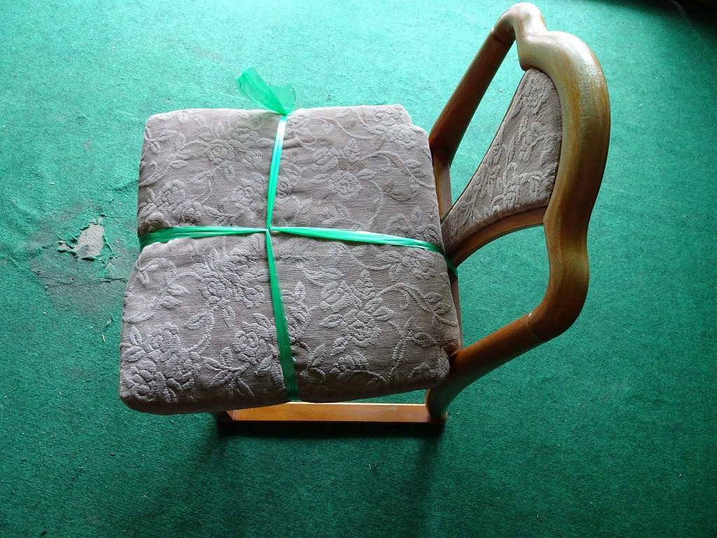 鏡台の椅子の座面の張替前　田中家具