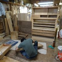 日本の希少価値のある桐箪笥屋の社長ブログ　古い桐箪笥の洗い替えの修理がいい感じで進んでいます。