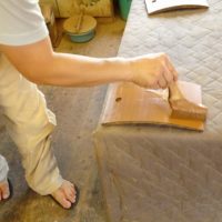 こだわりの日本の桐箪笥の社長ブログ　凄くいい和棚を仕上げるための色付けの工程をご紹介いたします。