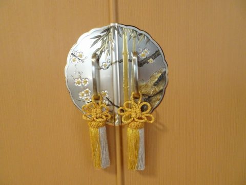 大阪泉州桐箪笥の胴丸型の桐箪笥の前飾り