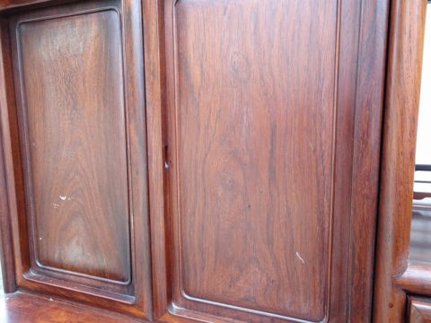 修理前の傷んだ和棚の扉