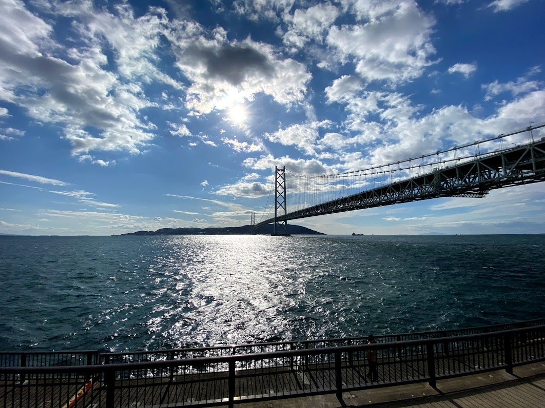 明石海峡大橋と空と淡路島　写真