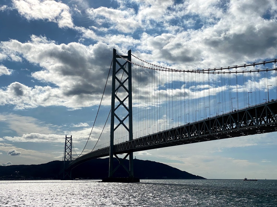 明石海峡大橋と空と淡路島　写真