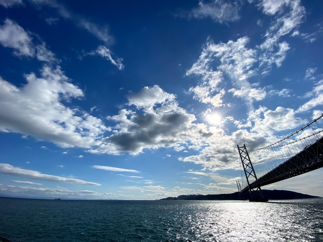 明石海峡大橋と淡路島　広角写真