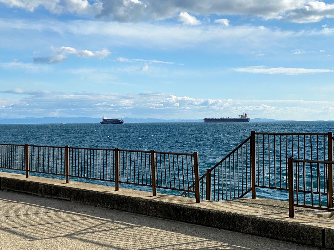 明石海峡とタンカー2隻　写真