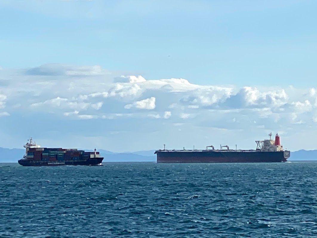 明石海峡とタンカー　写真