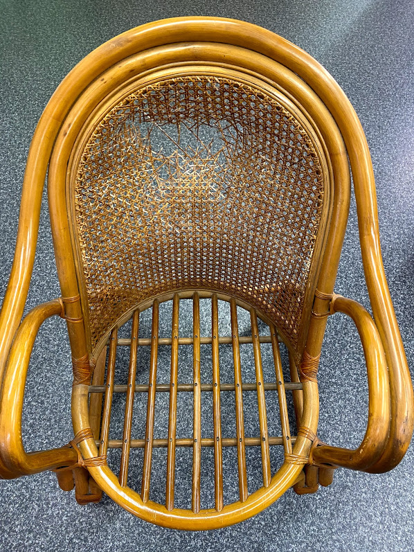 籐の椅子の背中の修理依頼です