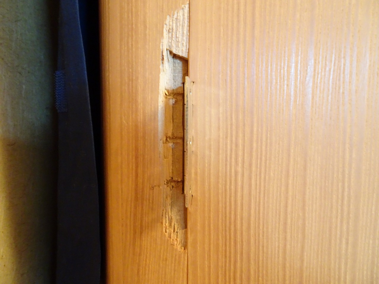 田中家具製作所に依頼された泥棒に傷付けられた扉の桐箪笥