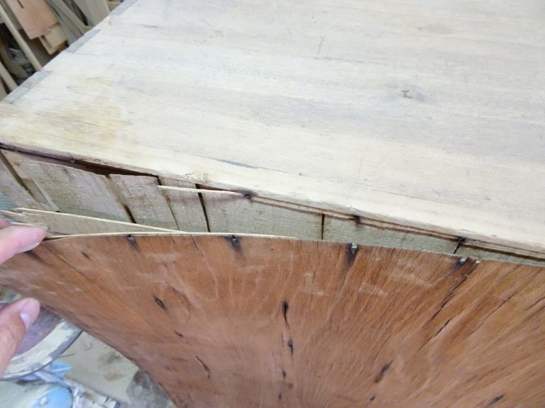 初音の家具 株式会社 田中家具製作所 桐タンス屋の社長ブログ 本物の桐箪笥だと思って使ってても背中ベニヤ貼られてますよ。