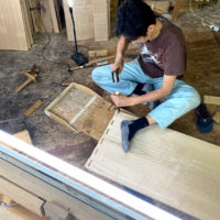 今でも大阪泉州桐箪笥の桐箪笥は、職人の手でしっかりと蟻組手で丁寧に組み上げていきます。