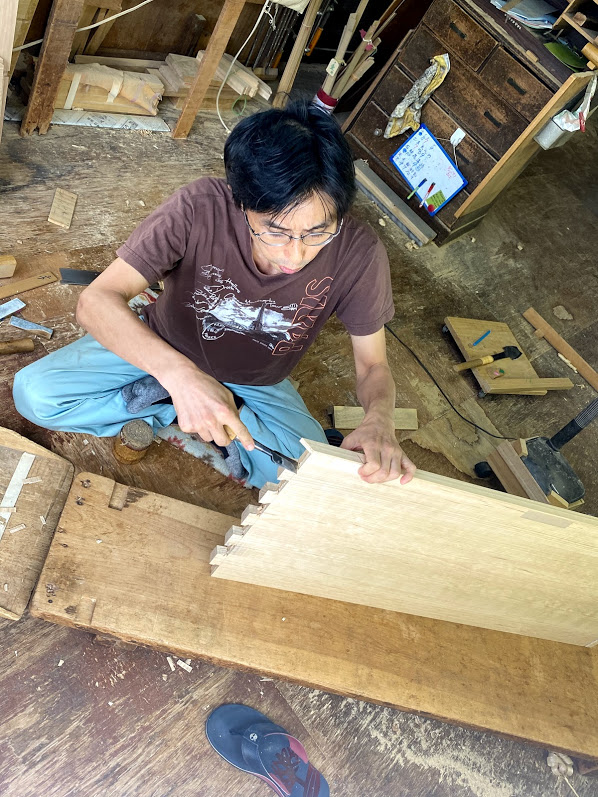 大阪泉州桐箪笥の職人のこだわりの手組み蟻組手作業