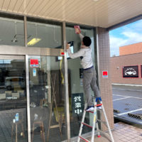 桐箪笥の社長ブログ　今年最後の営業日です。ショールームや工房を綺麗に掃除してもらってます。