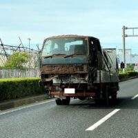 こだわりの桐箪笥屋の社長ブログ　なにか怖い車が運ばれていました。