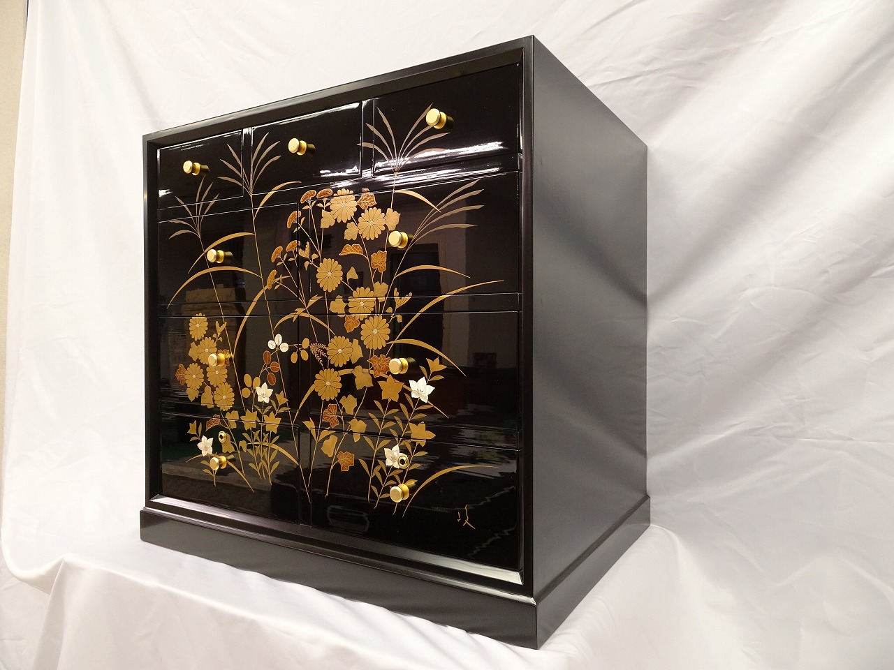 四季草花(しきそうか)黒塗り | 大阪泉州桐箪笥 | 田中家具製作所 四季草花(しきそうか)黒塗り | 大阪泉州桐箪笥 | 田中家具製作所