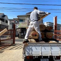 桐たんすの社長ブログ　新しい桐材が製材を終えて私どもの工房にやってきました。