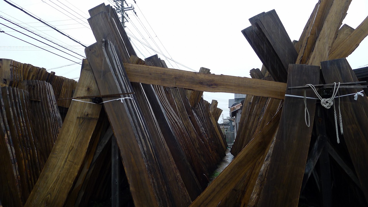 田中家具では天然自然乾燥して桐材を雨にあてます