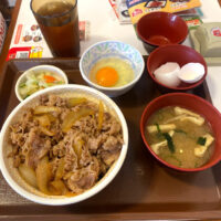 牛丼のすき家で昼ごはんです　炭水化物をあまりとらないように