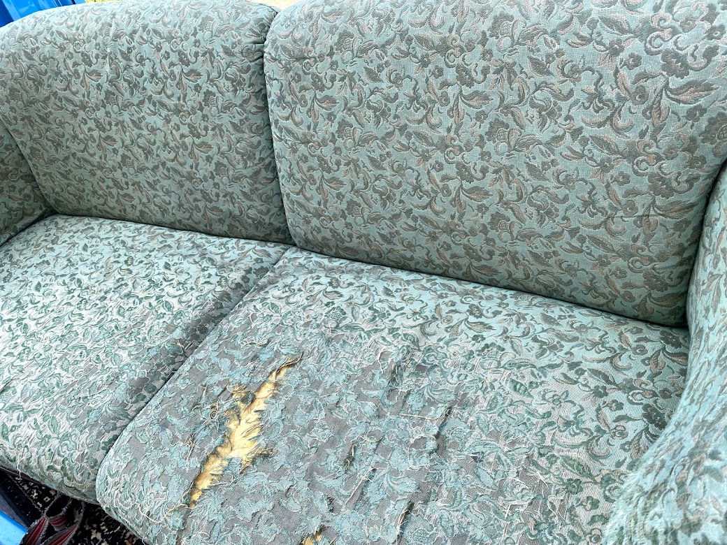 カリモクのソファーの張替え前の写真
