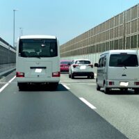 桐たんすの社長ブログ　阪神高速道路を走行中になにやらピンク色の車が・・・