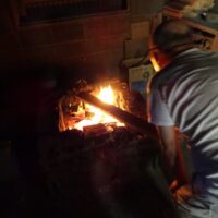 桐箪笥の社長ブログ　　分厚い桐の板をまっすぐにするには火を使います