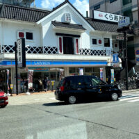 桐箪笥の社長ブログ　　大阪市内のくら寿司は二階建てで下がコンビニエンスストアになっていました