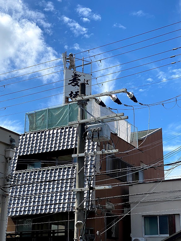 解体された　岸和田　蕎麦徳　の看板　写真