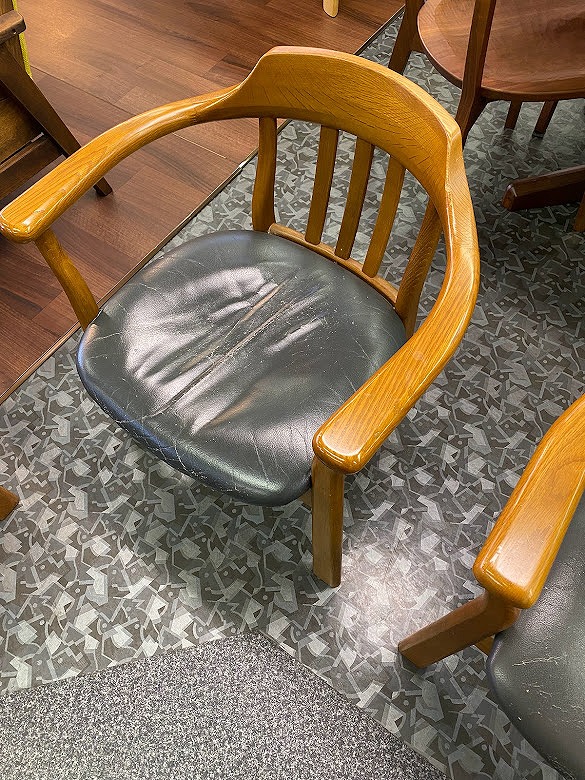 食堂椅子の座面　修理