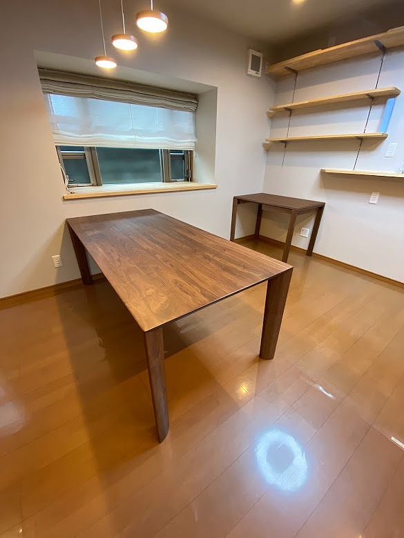 karimoku家具のウォールナット材のダイニングテーブル
