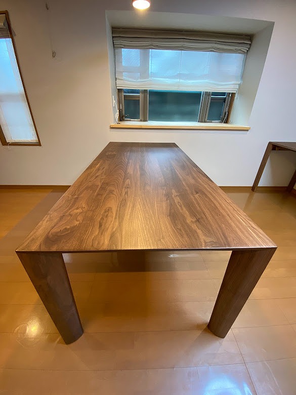 karimoku家具のウォールナット材のダイニングテーブル　田中家具製作所納品事例