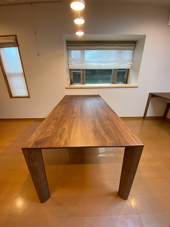 karimoku家具のウォールナット材のダイニングテーブル　田中家具製作所　納品事例画像