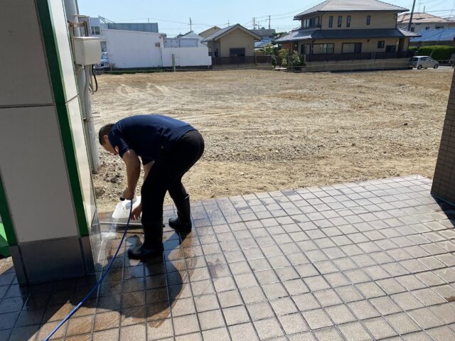 岸和田　田中家具製作所のお店の前のタイル掃除