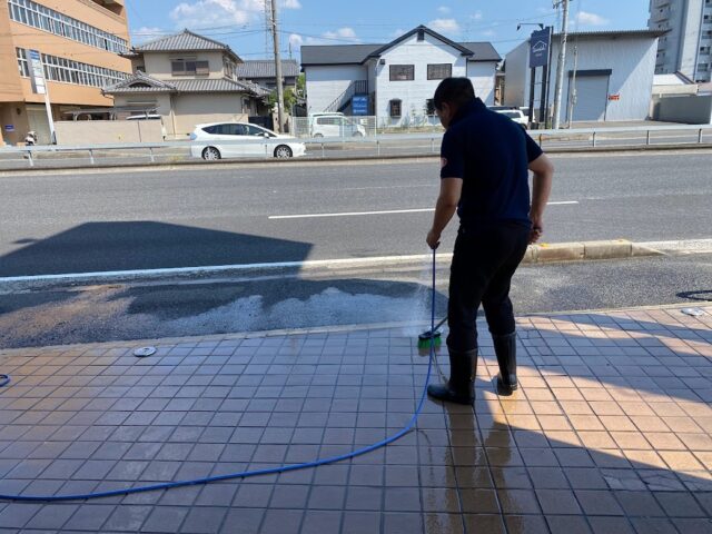 岸和田　田中家具製作所のお店のタイル掃除