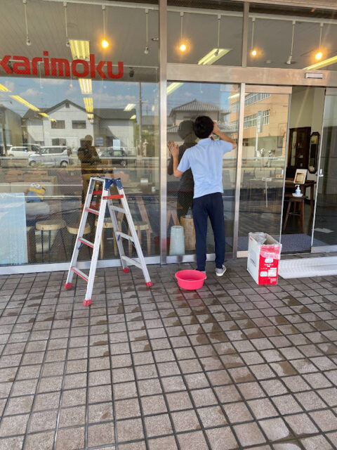 岸和田　田中家具製作所のお店のショーウインドーのガラス掃除