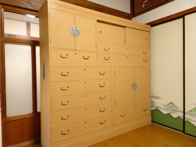 桐箪笥の古い間箪笥の洗い修理後の写真　田中家具製作所